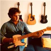 Musicista polistrumentista impartisce videolezioni di chitarra personalizzate